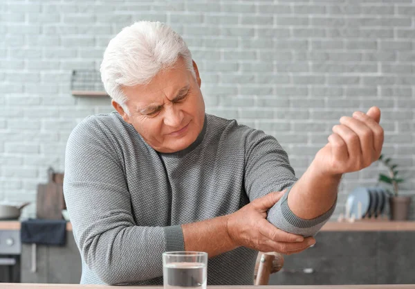 Evde Parkinson Sendromu Olan Yaşlı Bir Adam Var — Stok fotoğraf