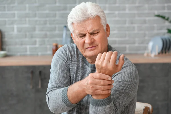 Idős Férfi Szenved Parkinson Szindróma Otthon — Stock Fotó