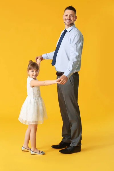 Ojciec Jego Córeczka Tańczą Kolorowym Tle — Zdjęcie stockowe