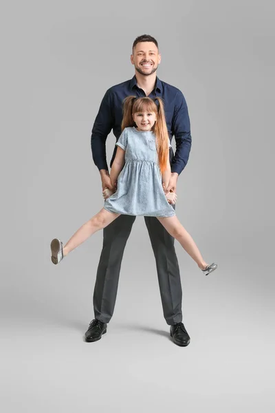 Ojciec Jego Córeczka Tańczą Szarym Tle — Zdjęcie stockowe