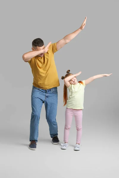 Отец Маленькая Дочь Танцуют Сером Фоне — стоковое фото