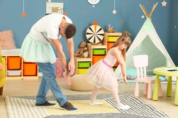 Vater Und Kleine Tochter Tanzen Hause — Stockfoto