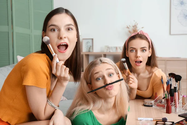 Jovens Mulheres Bonitas Aplicando Maquiagem Juntas Casa — Fotografia de Stock