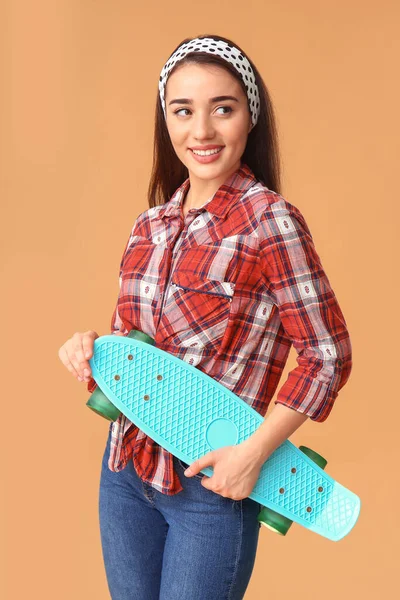 Snygg Ung Kvinna Med Skateboard Färg Bakgrund — Stockfoto