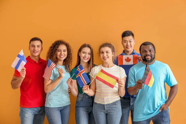 Jóvenes Estudiantes Escuela Idiomas Sobre Fondo Color — Foto de Stock