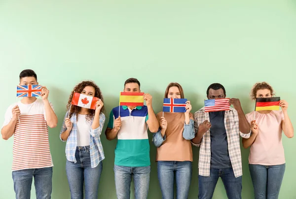 Jóvenes Estudiantes Escuela Idiomas Sobre Fondo Color — Foto de Stock