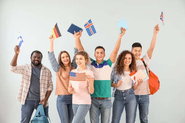 Giovani Studenti Scuola Lingua Sfondo Colori — Foto Stock