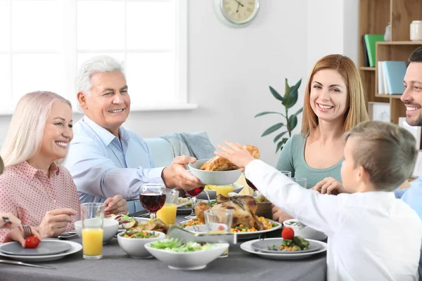 Familie Viert Thanksgiving Day Thuis — Stockfoto