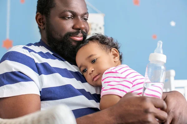 African American Man His Cute Baby Home — Stock Photo, Image