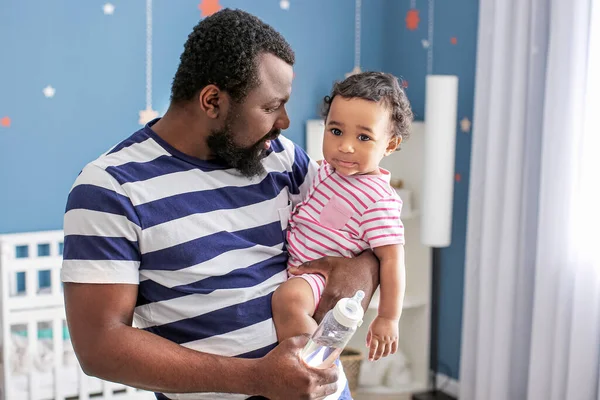 African American Man His Cute Baby Home — Stock Photo, Image