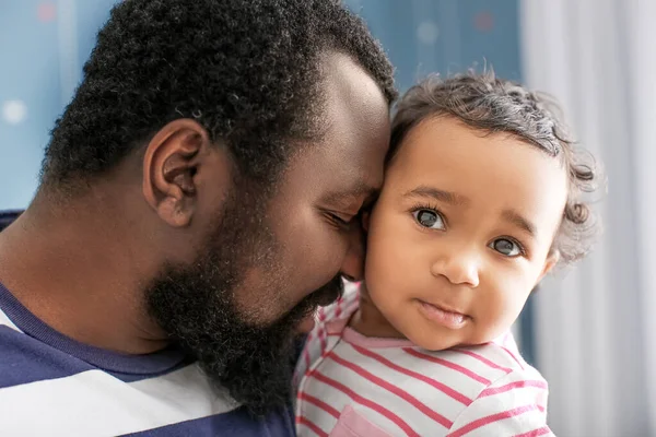 Africano Americano Homem Com Seu Bebê Bonito Casa — Fotografia de Stock