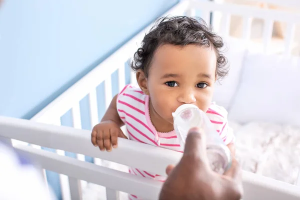Africano Americano Homem Dando Água Para Seu Bebê Bonito Casa — Fotografia de Stock