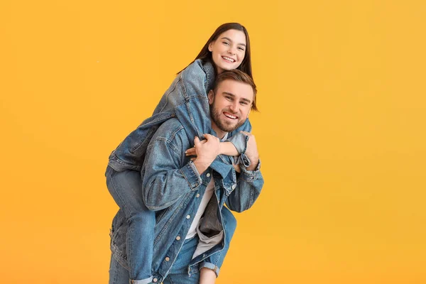 Amigos Felices Sobre Fondo Color — Foto de Stock