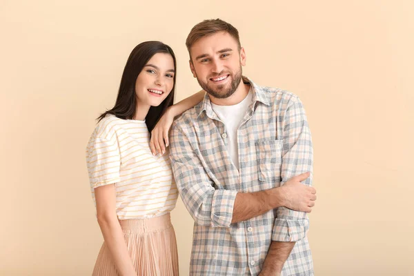 Amigos Felices Sobre Fondo Color — Foto de Stock