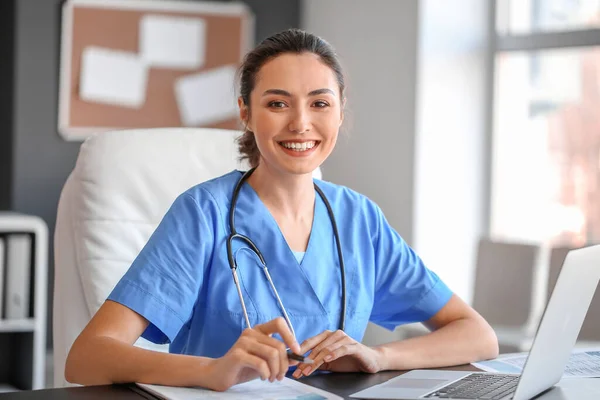 Giovane Medico Donna Che Lavora Clinica — Foto Stock