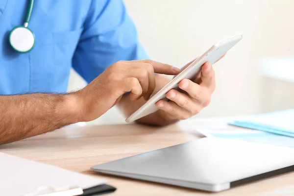 Jovem Médico Sexo Masculino Com Computador Tablet Trabalhando Clínica Close — Fotografia de Stock