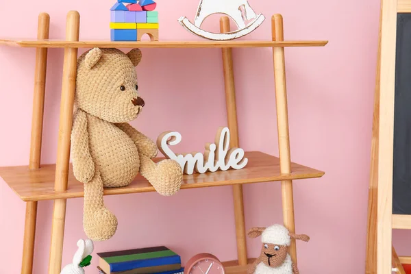 Приємна Іграшка Полиці Дитячій Кімнаті — стокове фото