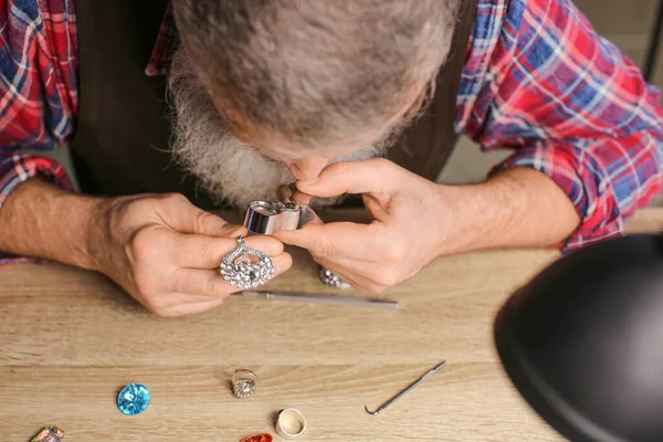 Jeweller Examining Adornment Workshop — Stock Photo, Image