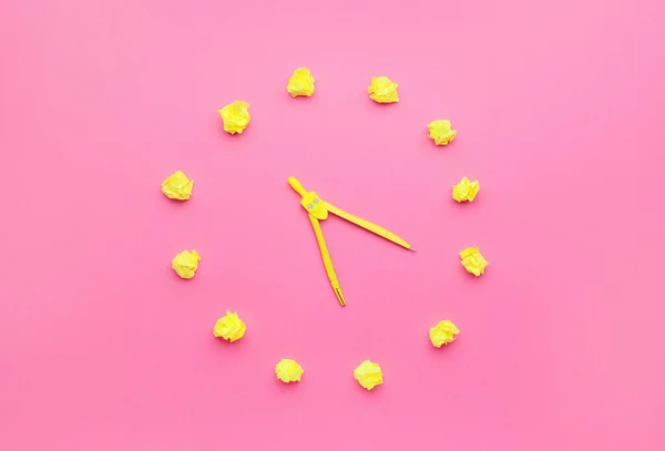 Horloge Créative Papier Froissé Paire Boussoles Sur Fond Couleur — Photo