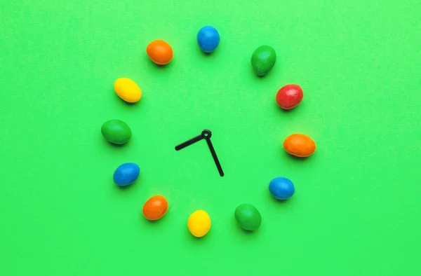 Horloge Créative Faite Bonbons Sur Fond Couleur — Photo