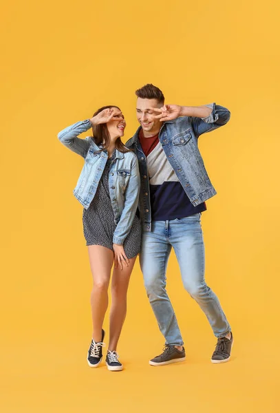 Pareja Feliz Bailando Sobre Fondo Color — Foto de Stock