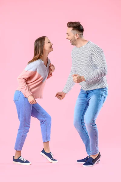 Szczęśliwa Para Tańczy Tle Koloru — Zdjęcie stockowe