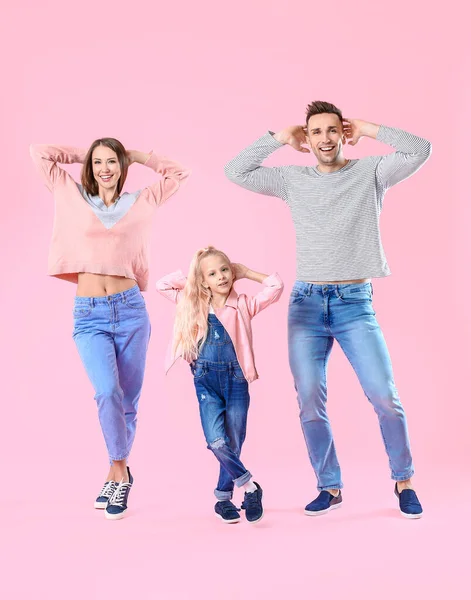 Familia Feliz Bailando Sobre Fondo Color — Foto de Stock