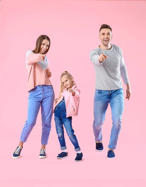 Familia Feliz Bailando Sobre Fondo Color — Foto de Stock