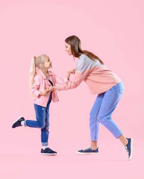 Kvinna Och Hennes Lilla Dotter Dansar Mot Färg Bakgrund — Stockfoto