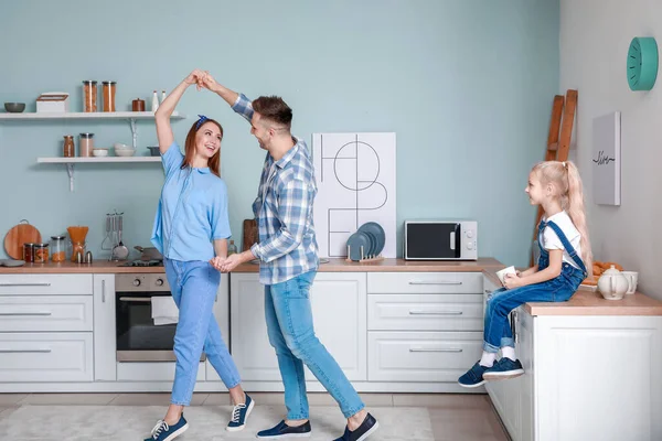 Menina Olhando Para Seus Pais Dançando Cozinha — Fotografia de Stock