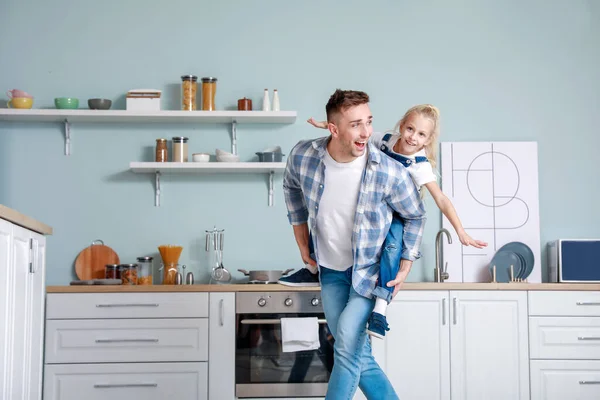 男人和他的小女儿在厨房里跳舞 — 图库照片