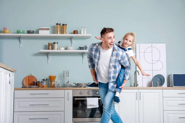 Hombre Pequeña Hija Bailando Cocina — Foto de Stock