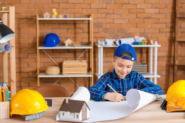 Lindo Pequeño Arquitecto Trabajando Oficina — Foto de Stock