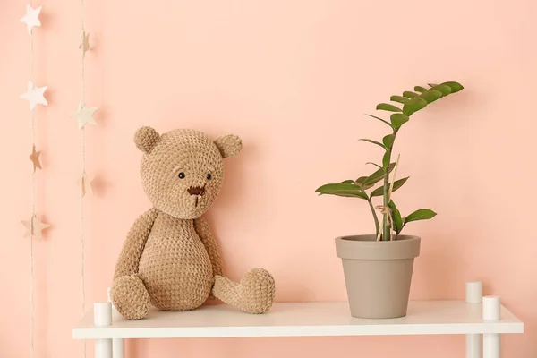 Knuffelspeeltje Met Kamerplant Tafel Kinderkamer — Stockfoto