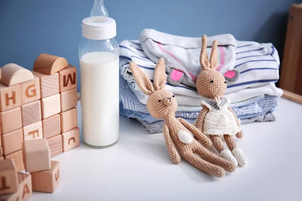 Evde Bebek Sütü Giysi Şişesi Olan Oyuncaklar — Stok fotoğraf
