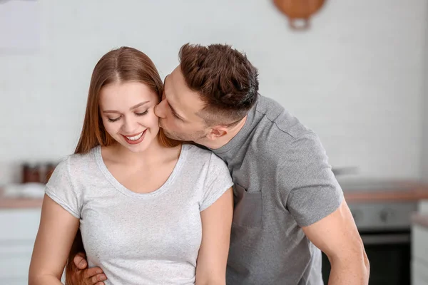 Glückliches Junges Paar Der Küche — Stockfoto