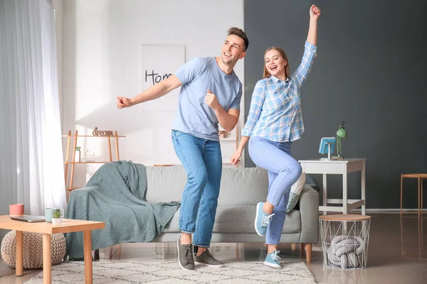 Feliz Jovem Casal Dançando Casa — Fotografia de Stock