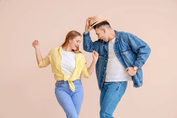 Feliz Joven Pareja Bailando Sobre Fondo Color — Foto de Stock