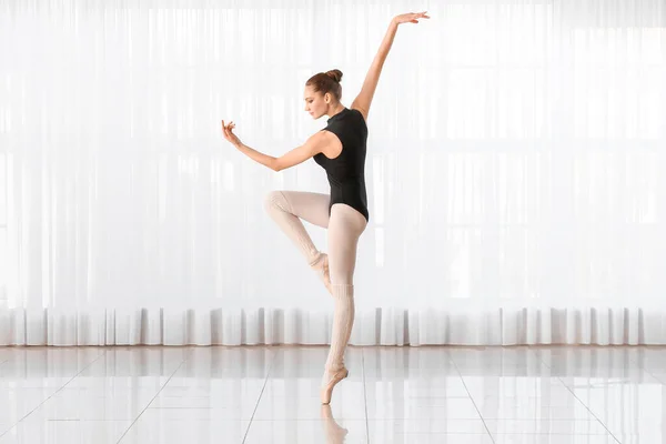 Krásná Mladá Baletka Tanečním Studiu — Stock fotografie
