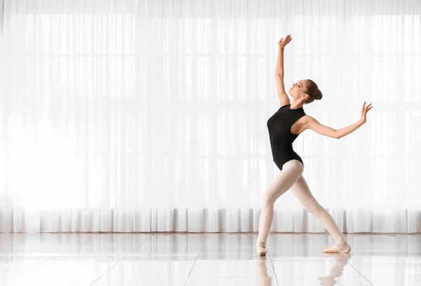 Прекрасная Молодая Балерина Танцевальной Студии — стоковое фото