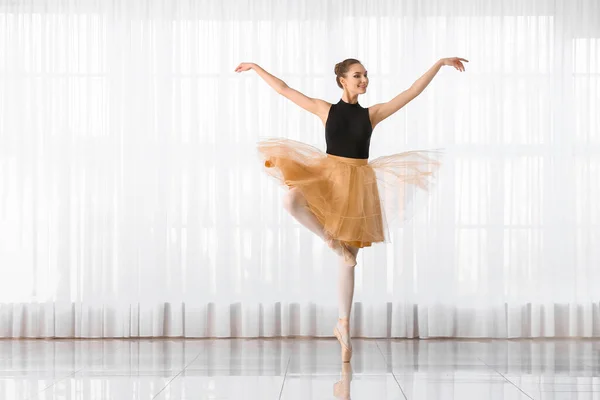 Bela Bailarina Jovem Estúdio Dança — Fotografia de Stock