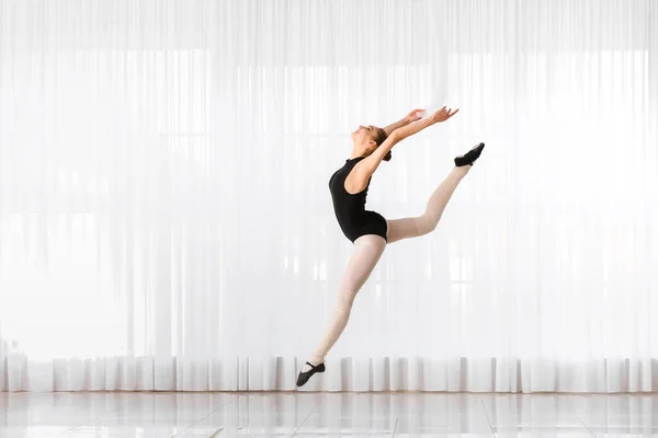 Bela Bailarina Jovem Estúdio Dança — Fotografia de Stock