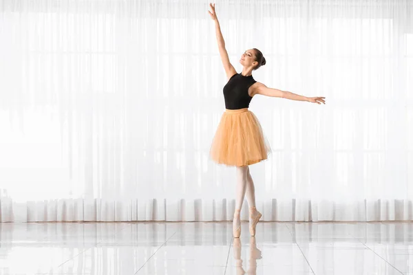 美丽的年轻芭蕾舞演员在舞蹈工作室 — 图库照片