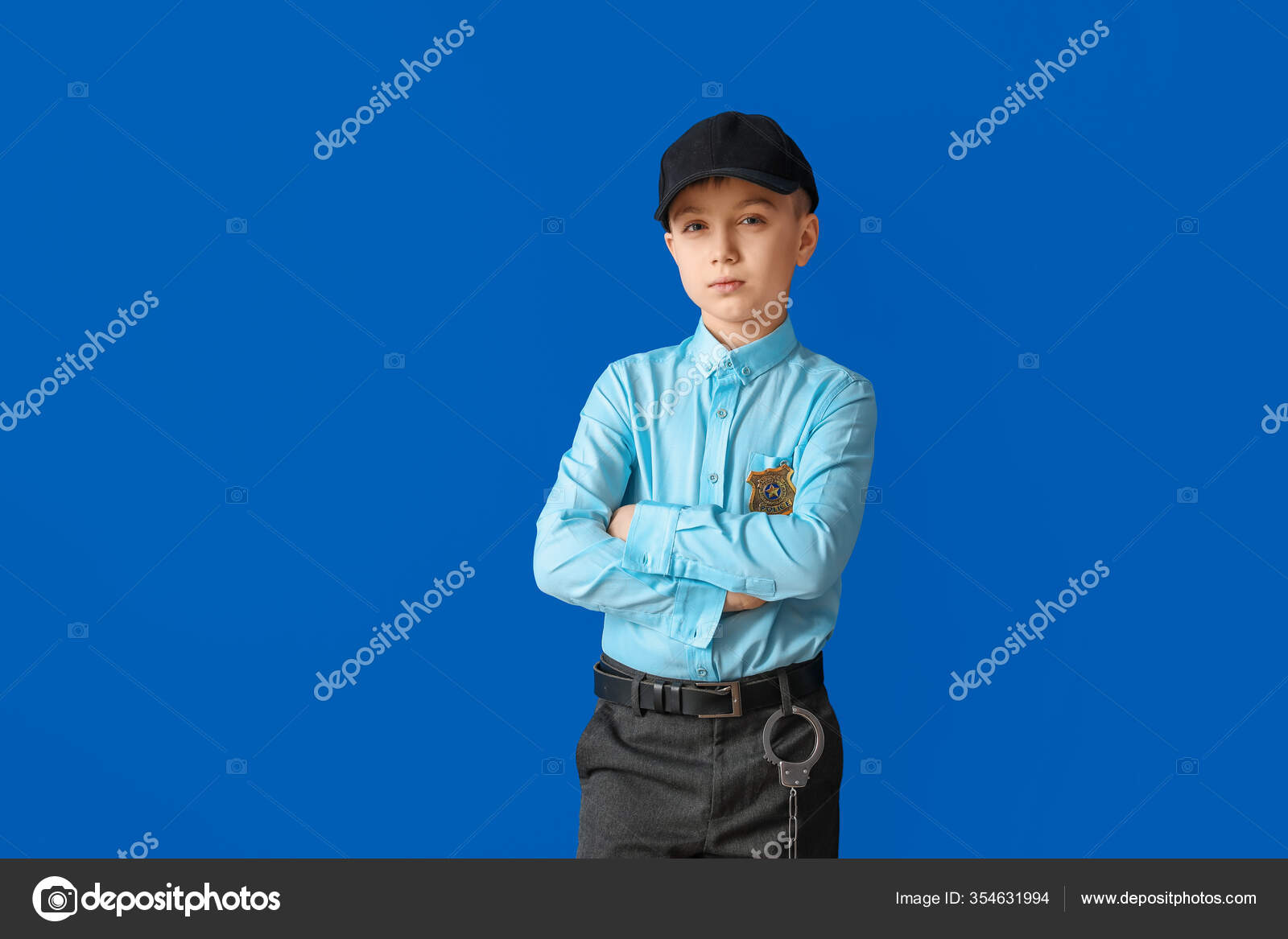色の背景にかわいい警察官 ストック写真 C Serezniy