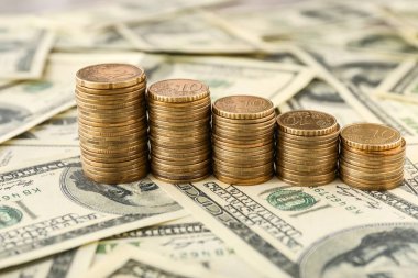 Bir sürü bozuk para ve dolar banknotları