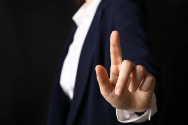 Sanal ekran karanlık arka planda, closeup kullanarak iş kadını