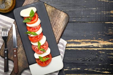 Mozzarella peyniri, domates ve fesleğen.