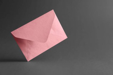 Koyu arkaplanda kağıt zarf