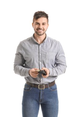 Beyaz arka planda çantası olan adam.