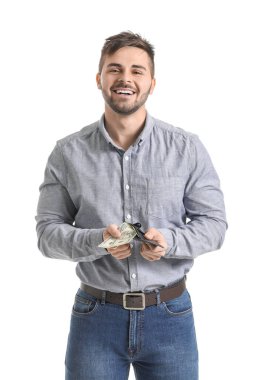 Beyaz arka planda çantası olan adam.